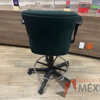 Lote 052 - Silla alta con descansa pies, descansabrazos, asiento y respaldo en tela color verde - Imagen 3