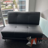 Lote 004 - Sillón de 3 plazas en acabado tipo piel color gris - Imagen 2