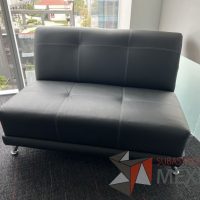 Lote 004 - Sillón de 3 plazas en acabado tipo piel color gris
