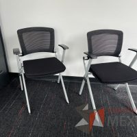 Lote 007 - 2 Sillas fijas, respaldo en malla y asiento en tela color negro - Imagen 2