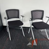 Lote 007 - 2 Sillas fijas, respaldo en malla y asiento en tela color negro - Imagen 3