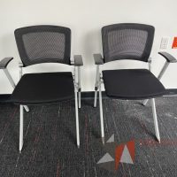 Lote 007 - 2 Sillas fijas, respaldo en malla y asiento en tela color negro