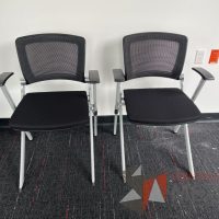 Lote 007 - 2 Sillas fijas, respaldo en malla y asiento en tela color negro - Imagen 5