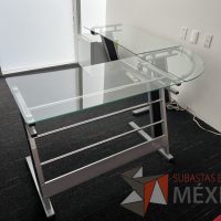 Lote 010 - Escritorio en escuadra con cubiertas de vidrio y estructura metálica - Imagen 2
