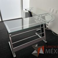 Lote 010 - Escritorio en escuadra con cubiertas de vidrio y estructura metálica