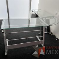 Lote 010 - Escritorio en escuadra con cubiertas de vidrio y estructura metálica - Imagen 4