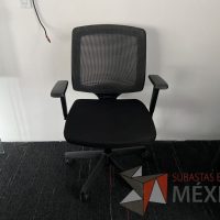 Lote 013 - Silla ejecutiva con ruedas, descansabrazos, respaldo en malla y asiento en tela color negro - Imagen 2