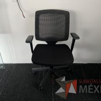 Lote 013 - Silla ejecutiva con ruedas, descansabrazos, respaldo en malla y asiento en tela color negro