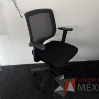 Lote 013 - Silla ejecutiva con ruedas, descansabrazos, respaldo en malla y asiento en tela color negro - Imagen 4