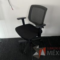Lote 013 - Silla ejecutiva con ruedas, descansabrazos, respaldo en malla y asiento en tela color negro - Imagen 5