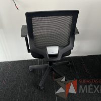 Lote 013 - Silla ejecutiva con ruedas, descansabrazos, respaldo en malla y asiento en tela color negro - Imagen 6