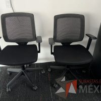 Lote 013 - Silla ejecutiva con ruedas, descansabrazos, respaldo en malla y asiento en tela color negro - Imagen 7