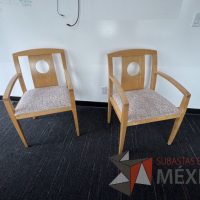 Lote 023 - 2 Sillas fijas, asiento en tela con diseño y respaldo en madera - Imagen 2