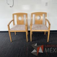 Lote 023 - 2 Sillas fijas, asiento en tela con diseño y respaldo en madera - Imagen 3