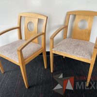 Lote 023 - 2 Sillas fijas, asiento en tela con diseño y respaldo en madera - Imagen 4