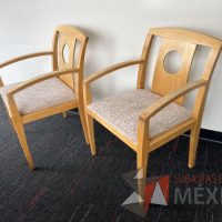Lote 023 - 2 Sillas fijas, asiento en tela con diseño y respaldo en madera - Imagen 5