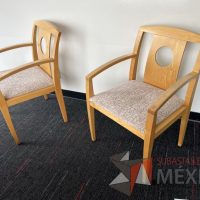 Lote 023 - 2 Sillas fijas, asiento en tela con diseño y respaldo en madera - Imagen 6