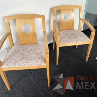 Lote 023 - 2 Sillas fijas, asiento en tela con diseño y respaldo en madera