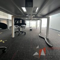 Lote 026 - Estación de trabajo para 8 personas, con divisiones de vidrio - Imagen 4