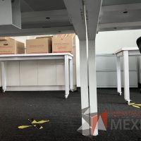 Lote 026 - Estación de trabajo para 8 personas, con divisiones de vidrio - Imagen 6