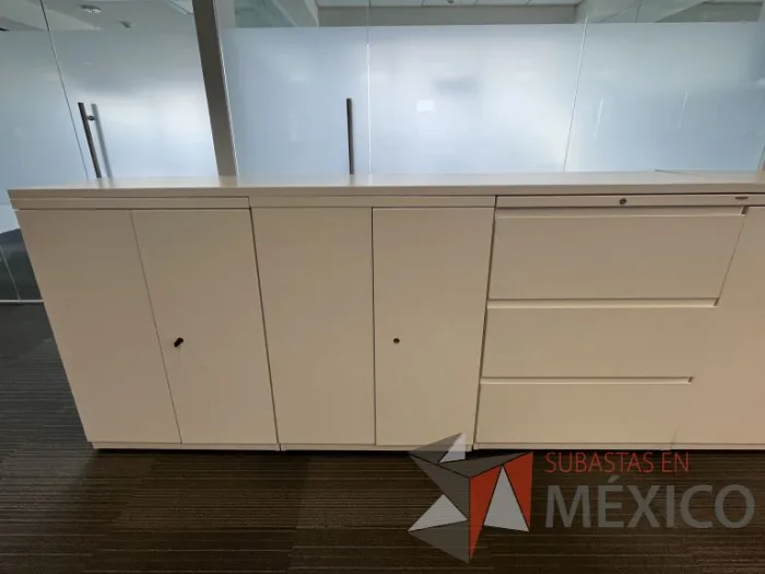 Lote 029 - Gabinete de 4 puertas y 3 cajones color blanco