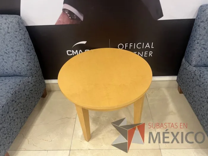 Lote 009 - Mesa de apoyo circular color madera - Imagen 4