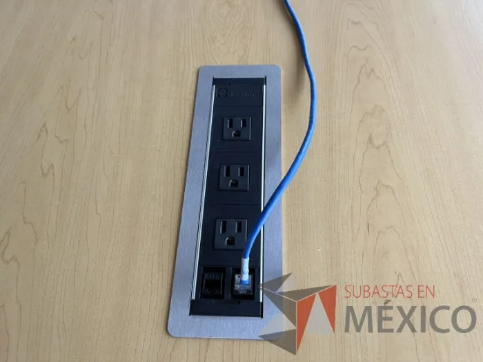 Lote 020 - Mesa de sala de juntas para 8 personas con base metálica, accesorio para conexiones y cubierta color madera - Imagen 7