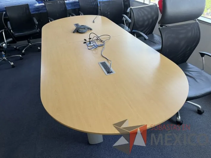 Lote 020 - Mesa de sala de juntas para 8 personas con base metálica, accesorio para conexiones y cubierta color madera - Imagen 2