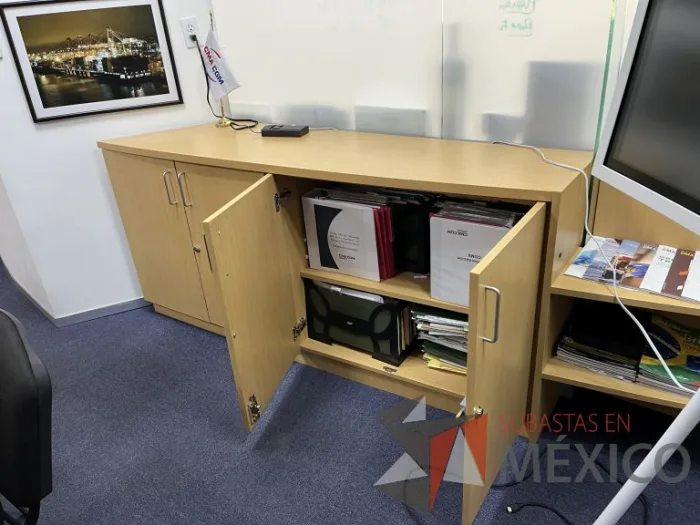 Lote 025 - Credenza empotrada con 4 puertas y 2 entrepaños color madera - Imagen 4