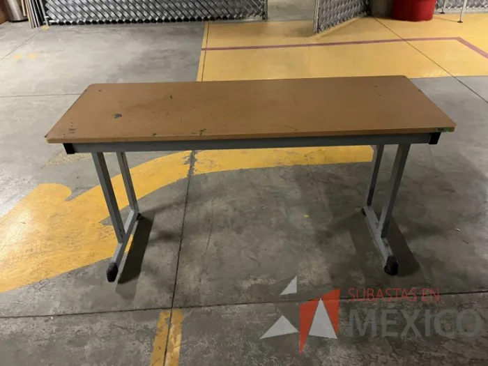 Lote 019 - Mesa de trabajo con base metálica y cubierta color madera