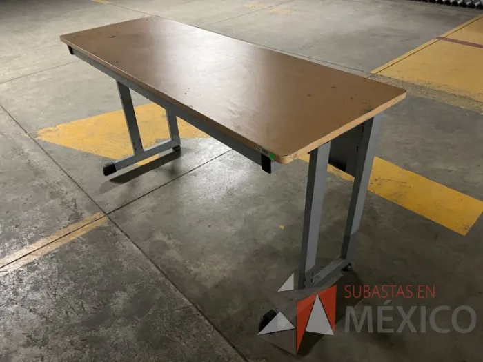 Lote 019 - Mesa de trabajo con base metálica y cubierta color madera - Imagen 5