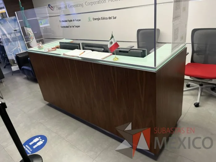 Lote 162 - Mueble de recepción para 2 personas color café con cubierta de vidrio