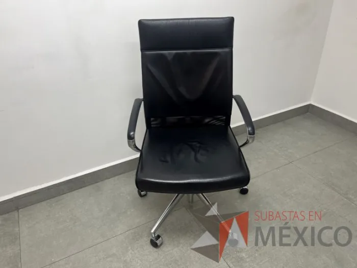 Lote 012 - Silla con ruedas, descansabrazos, asiento y respaldo color negro