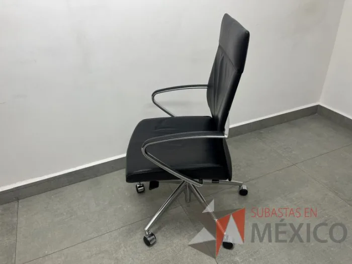 Lote 012 - Silla con ruedas, descansabrazos, asiento y respaldo color negro - Imagen 4