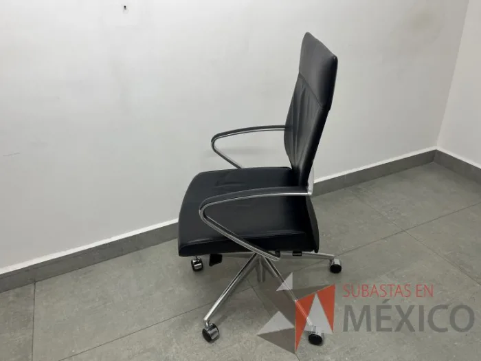 Lote 012 - Silla con ruedas, descansabrazos, asiento y respaldo color negro - Imagen 5