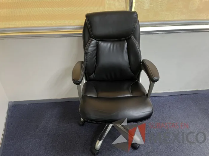 Lote 038 - Silla operativa con ruedas, descansabrazos, asiento y respaldo color negro