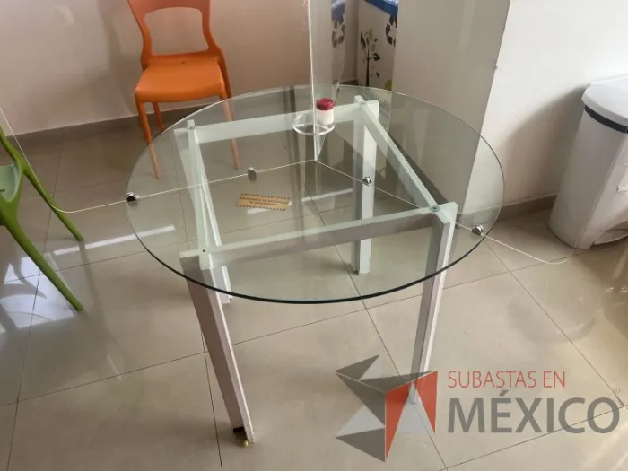 Lote 189 - 3 Sillas de comedor color verde y Mesa circular con base metálica y cubierta de vidrio - Imagen 8