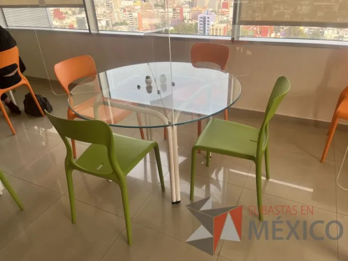 Lote 189 - 3 Sillas de comedor color verde y Mesa circular con base metálica y cubierta de vidrio