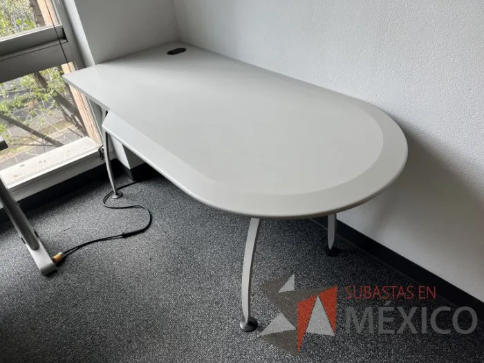 Lote 006 - Mesa de trabajo con 4 patas metálicas, orificio para cables y cubierta color gris