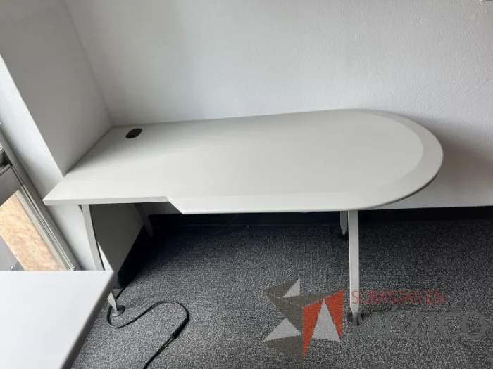 Lote 006 - Mesa de trabajo con 4 patas metálicas, orificio para cables y cubierta color gris - Imagen 5