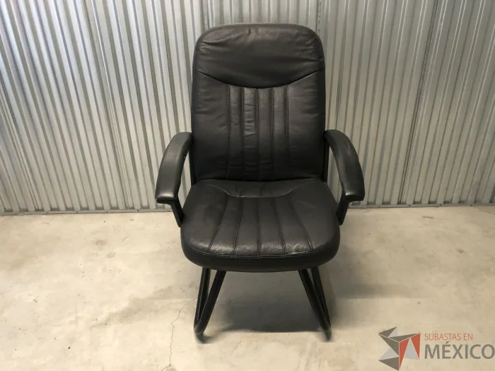 Lote 102 - Silla de visita con base tipo trineo asiento y respaldo vinipiel color negro