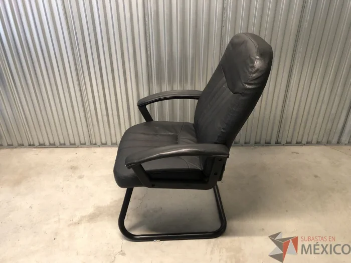 Lote 102 - Silla de visita con base tipo trineo asiento y respaldo vinipiel color negro - Imagen 6