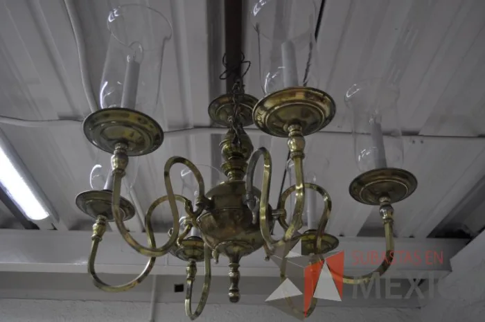 Lote 040 - 1 Candelabro moderno con 6 tulipanes de luz, en metal dorado.  - Imagen 2