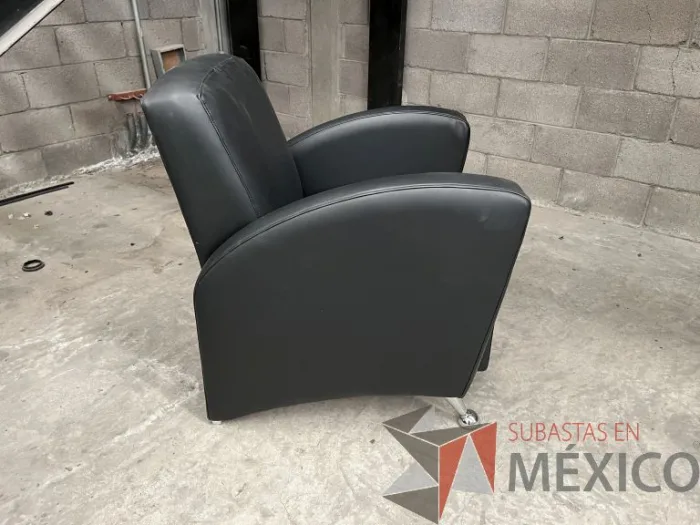 Lote 062 - Sillón de 1 plaza patas metálicas, asiento y respaldo color negro - Imagen 3