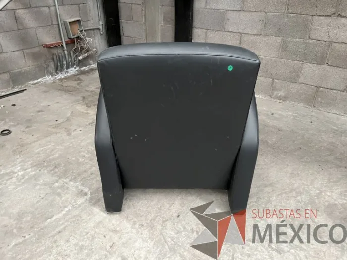 Lote 062 - Sillón de 1 plaza patas metálicas, asiento y respaldo color negro - Imagen 4