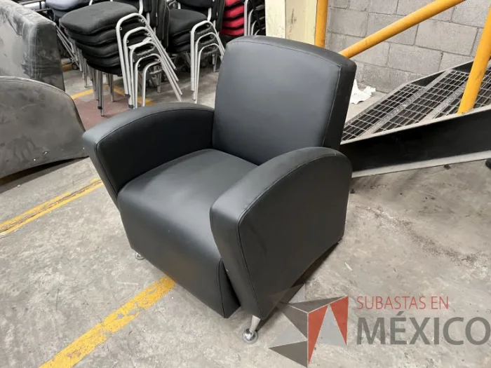 Lote 062 - Sillón de 1 plaza patas metálicas, asiento y respaldo color negro - Imagen 6