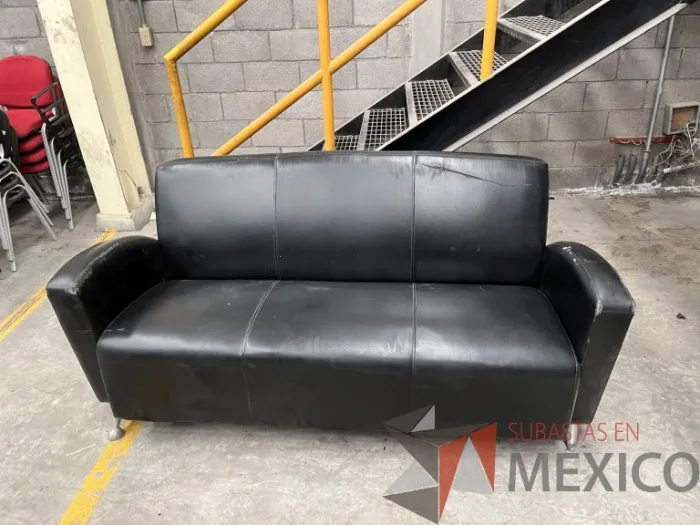 Lote 023 - Sillón de 3 plazas, patas metálicas, asiento y respaldo color negro - Imagen 3