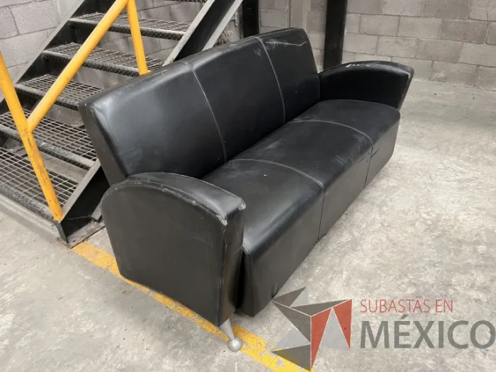 Lote 023 - Sillón de 3 plazas, patas metálicas, asiento y respaldo color negro - Imagen 4