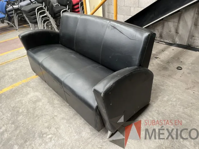 Lote 023 - Sillón de 3 plazas, patas metálicas, asiento y respaldo color negro - Imagen 5