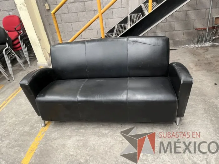 Lote 023 - Sillón de 3 plazas, patas metálicas, asiento y respaldo color negro